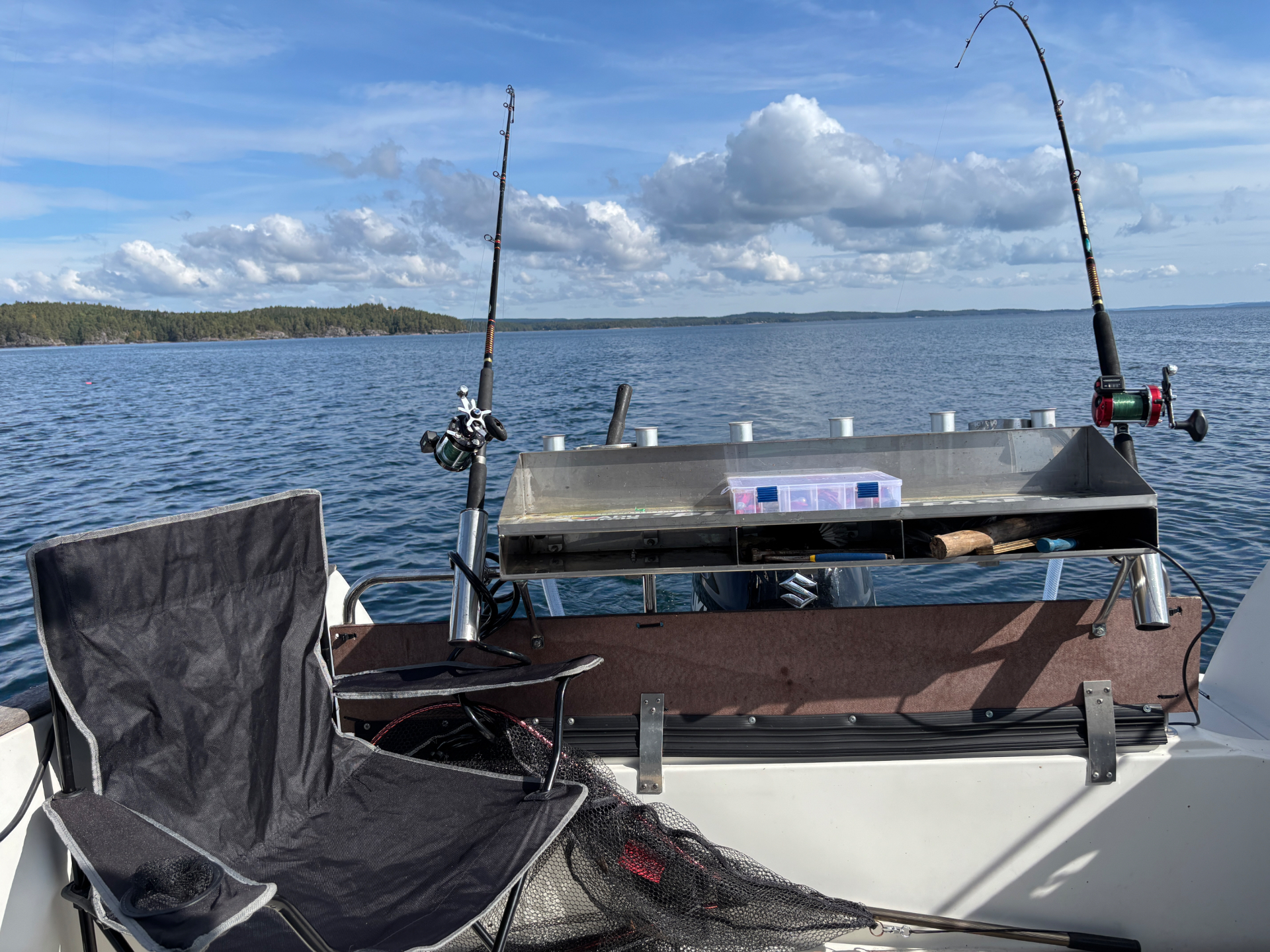 Trollingutrustning ombord: spön, rullar och betesask vid Vänern