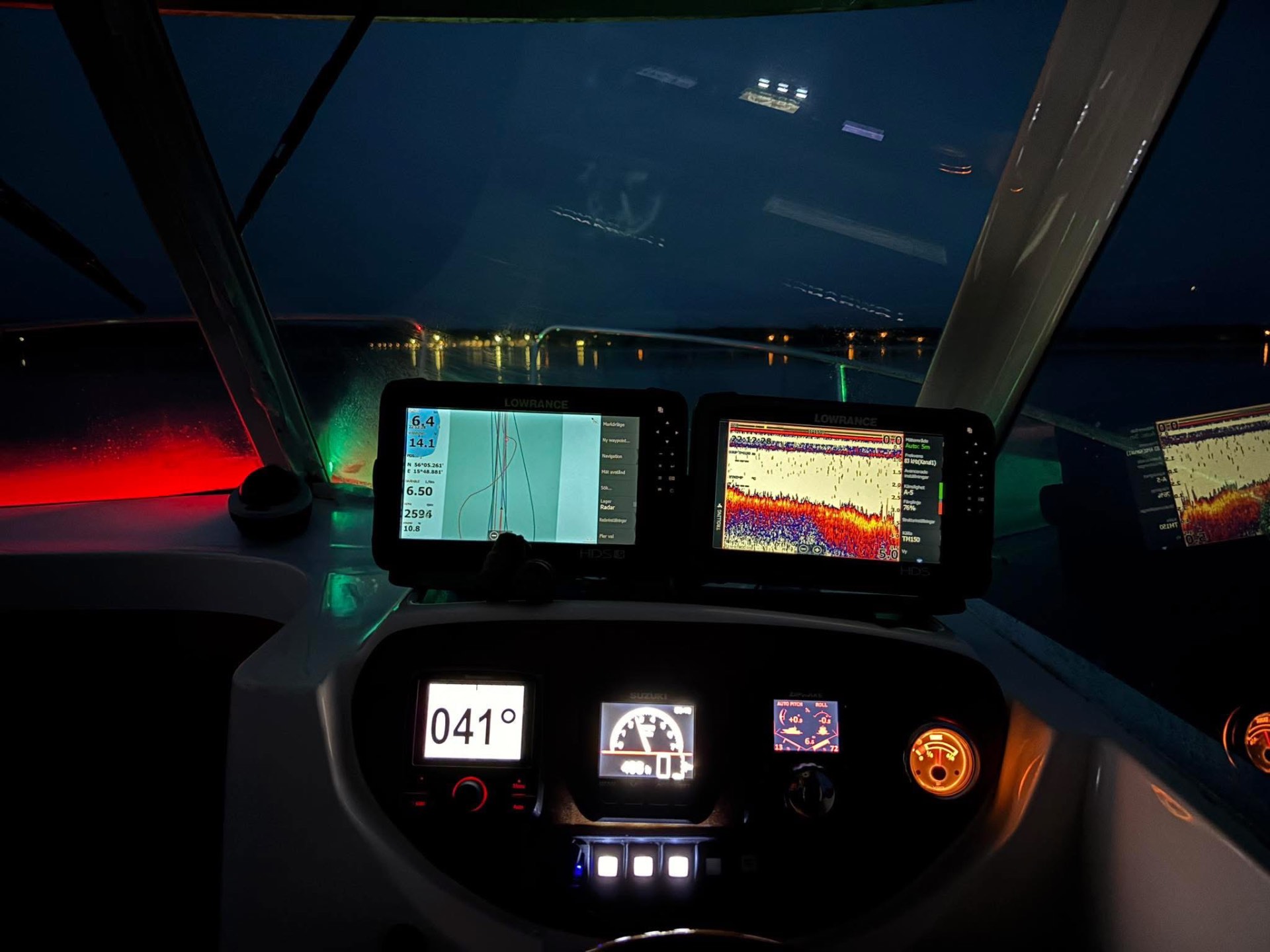 Lowrance-instrument och instrumentpanel under mörkerkörning