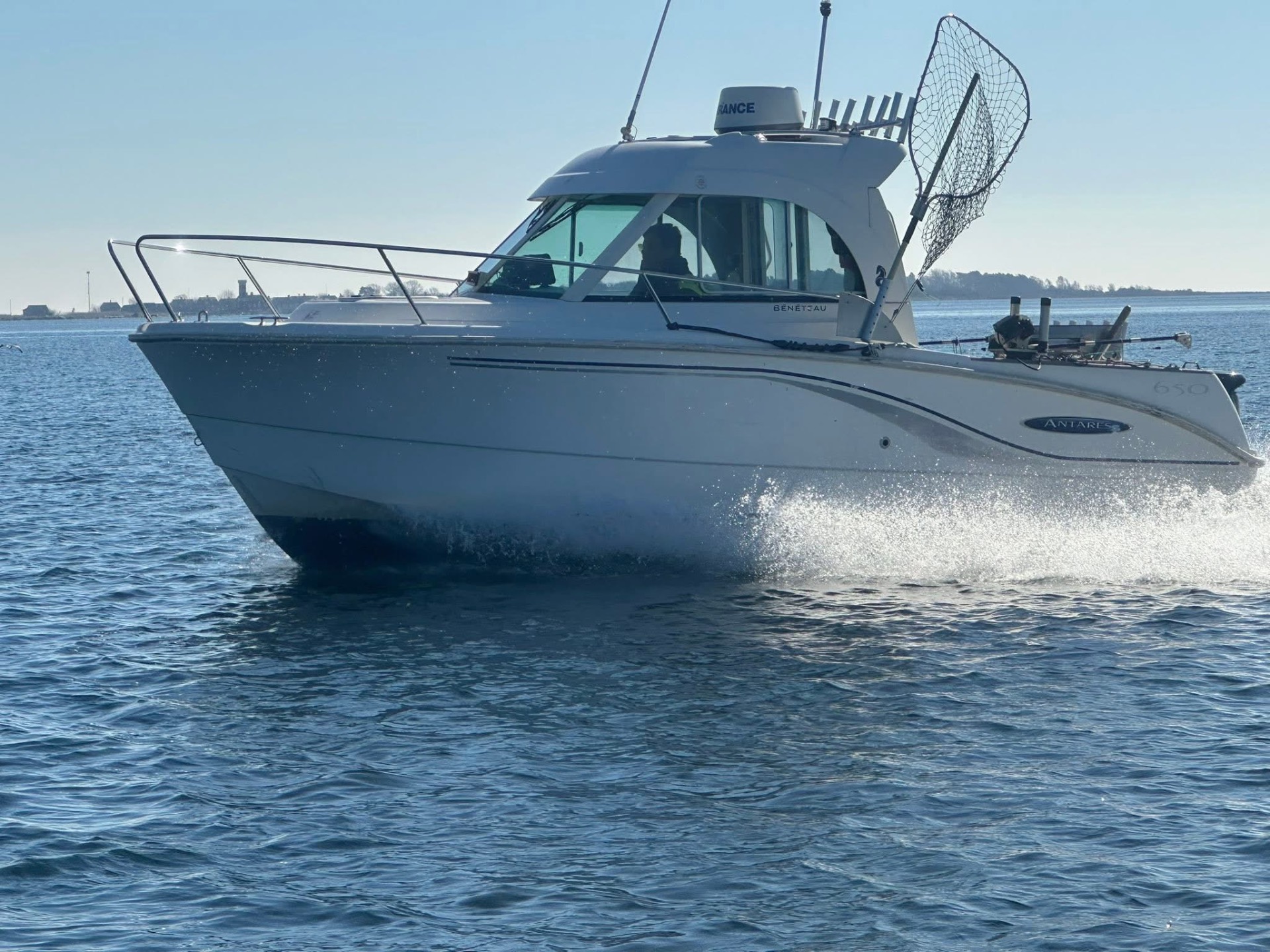 Guidebåten Beneteau Antares 650 under gång