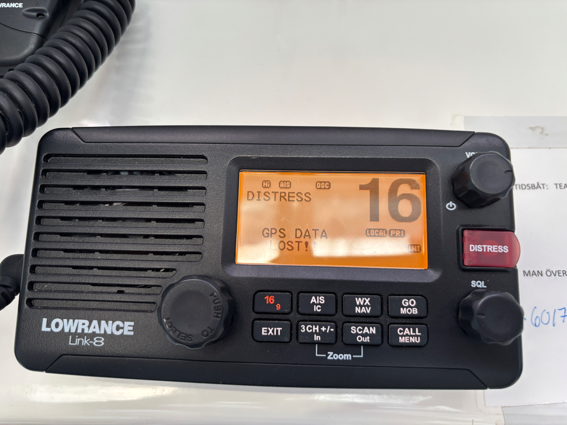 Lowrance Link-8 VHF med DSC och röd Distress-knapp
