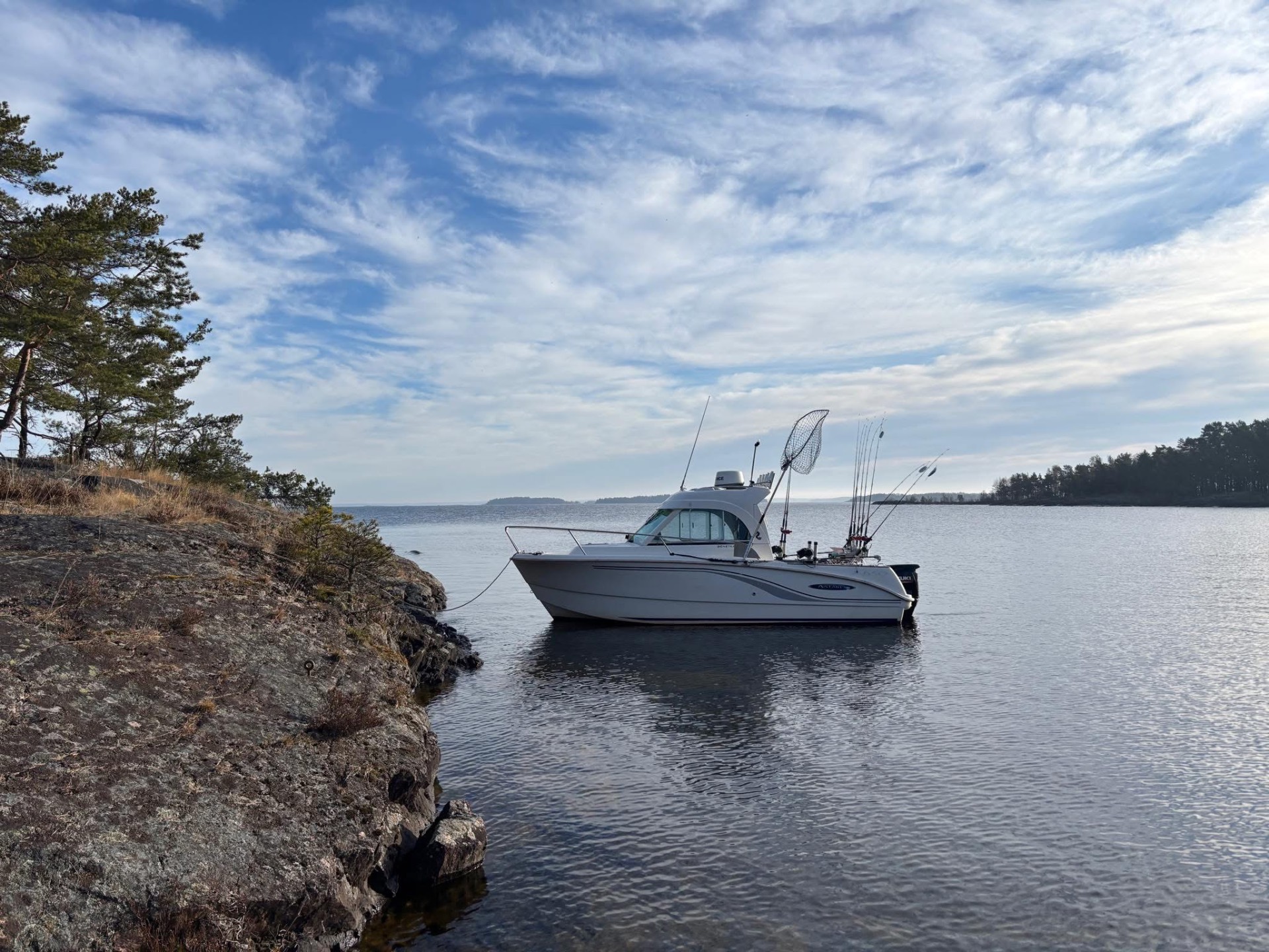 Guidebåten Beneteau Antares 650 förtöjd vid en klippa
