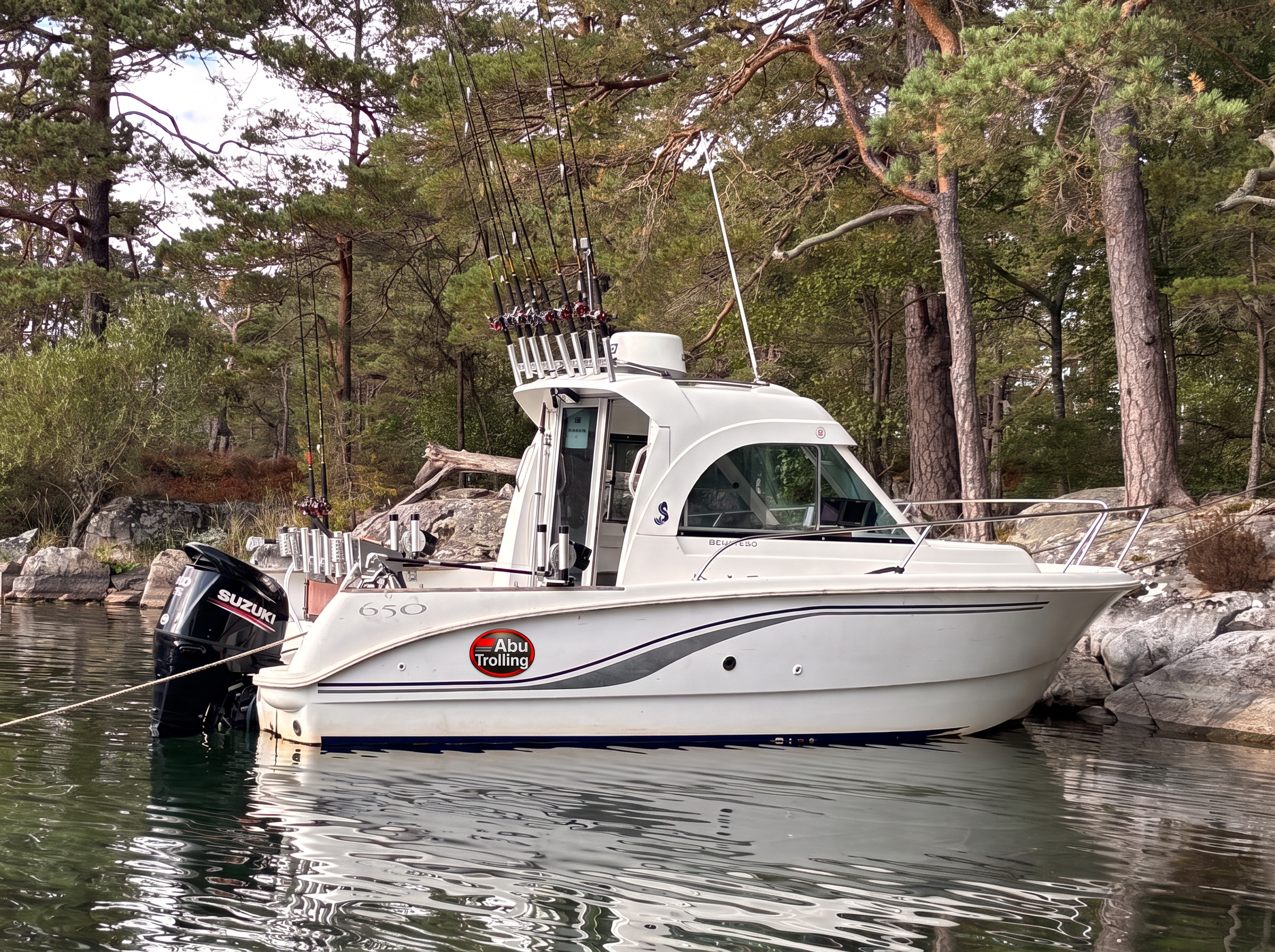 Trollingbåt för fiskeguidning på Vänern förtöjd vid land