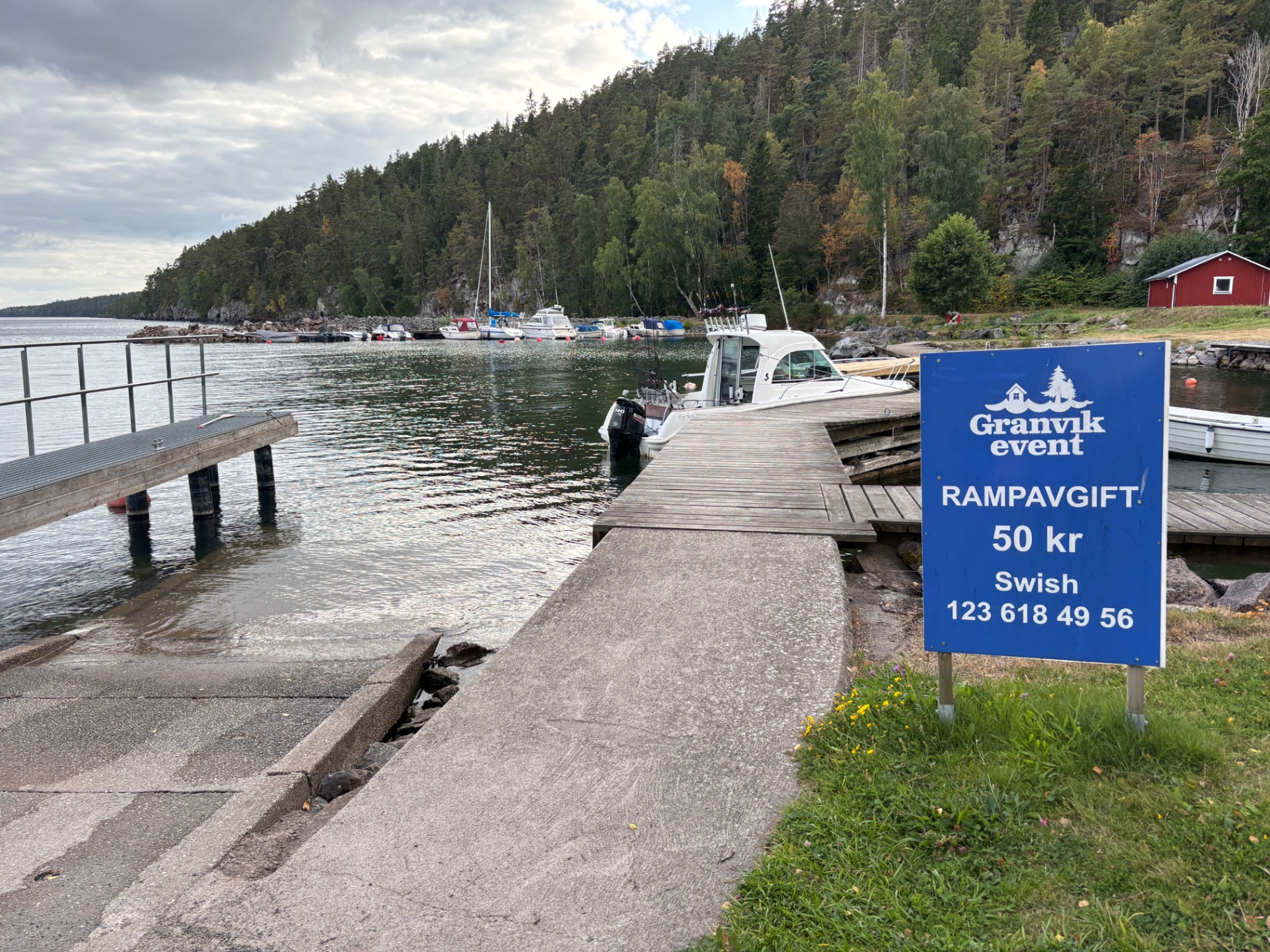 Trollingbåten vid båtrampen i Granvik en stilla morgon