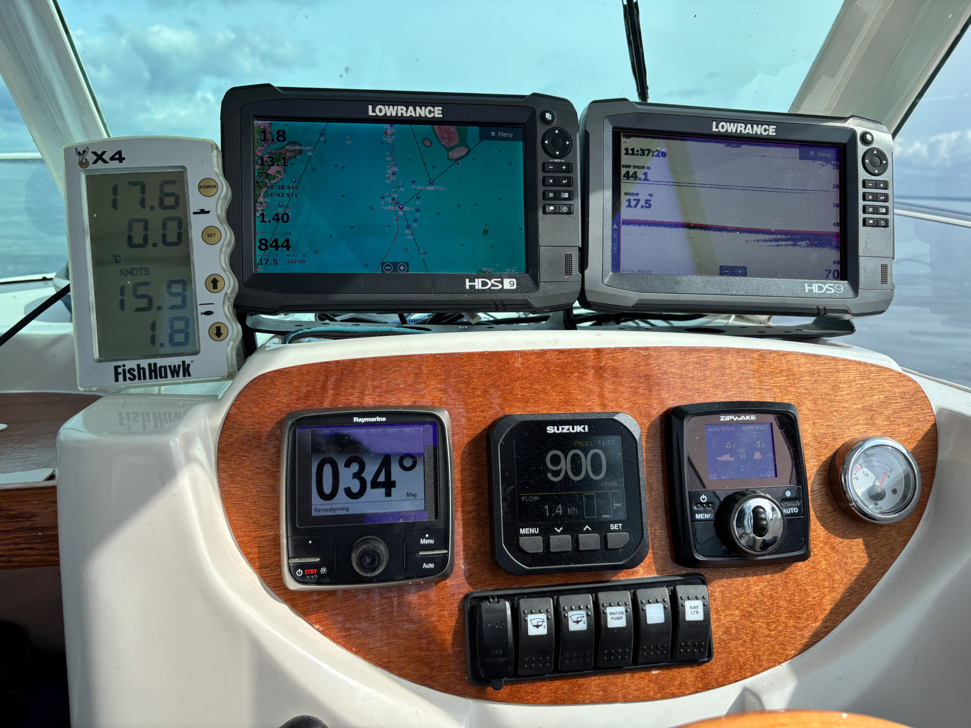 Instrumentpanel med FishHawk, Lowrance-plottrar och Suzuki-motor