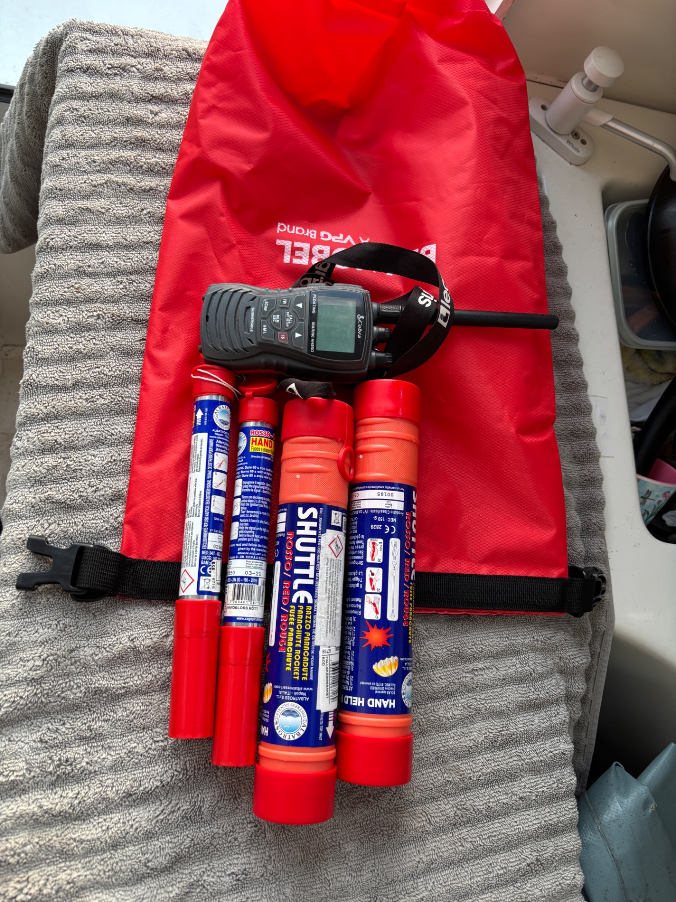 Nödraketer och vattentät VHF i vattentät bag